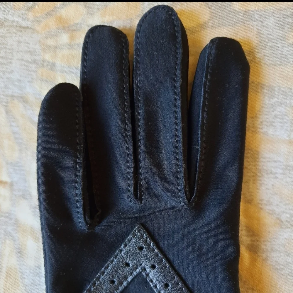 Women's stretch spandex black NWOT gloves. - Picture 3 of 9